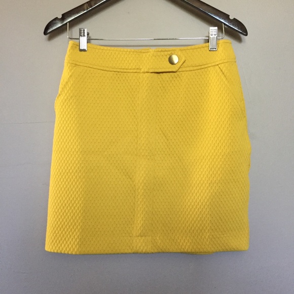 Banana Republic Dresses & Skirts - Banana Republic Yellow Quilted Skirt